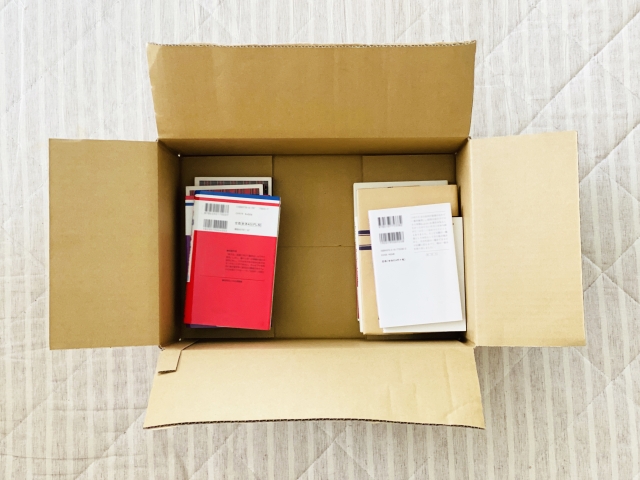 本をダンボールで梱包