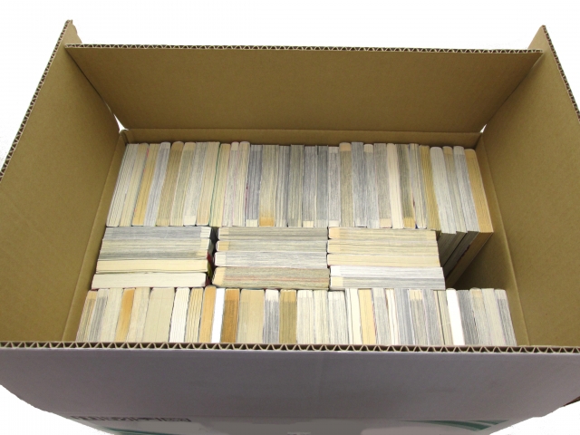 本をダンボールに梱包