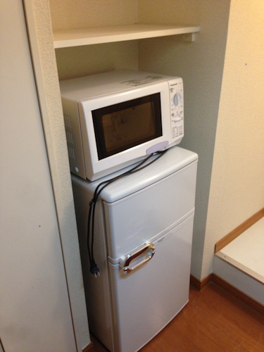 家電付のレオパレスでは、冷蔵庫と電子レンジが備え付けてあります。