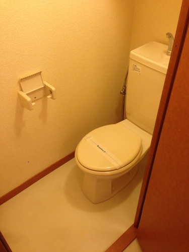 床はCF（クッションフロア）でした。典型的なトイレのタイプですね。