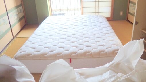 引越し準備中の部屋に置かれたマットレス