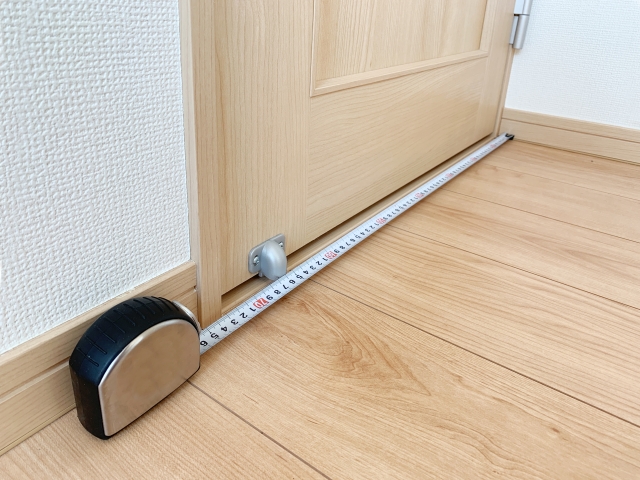 メジャーでドア幅を図る