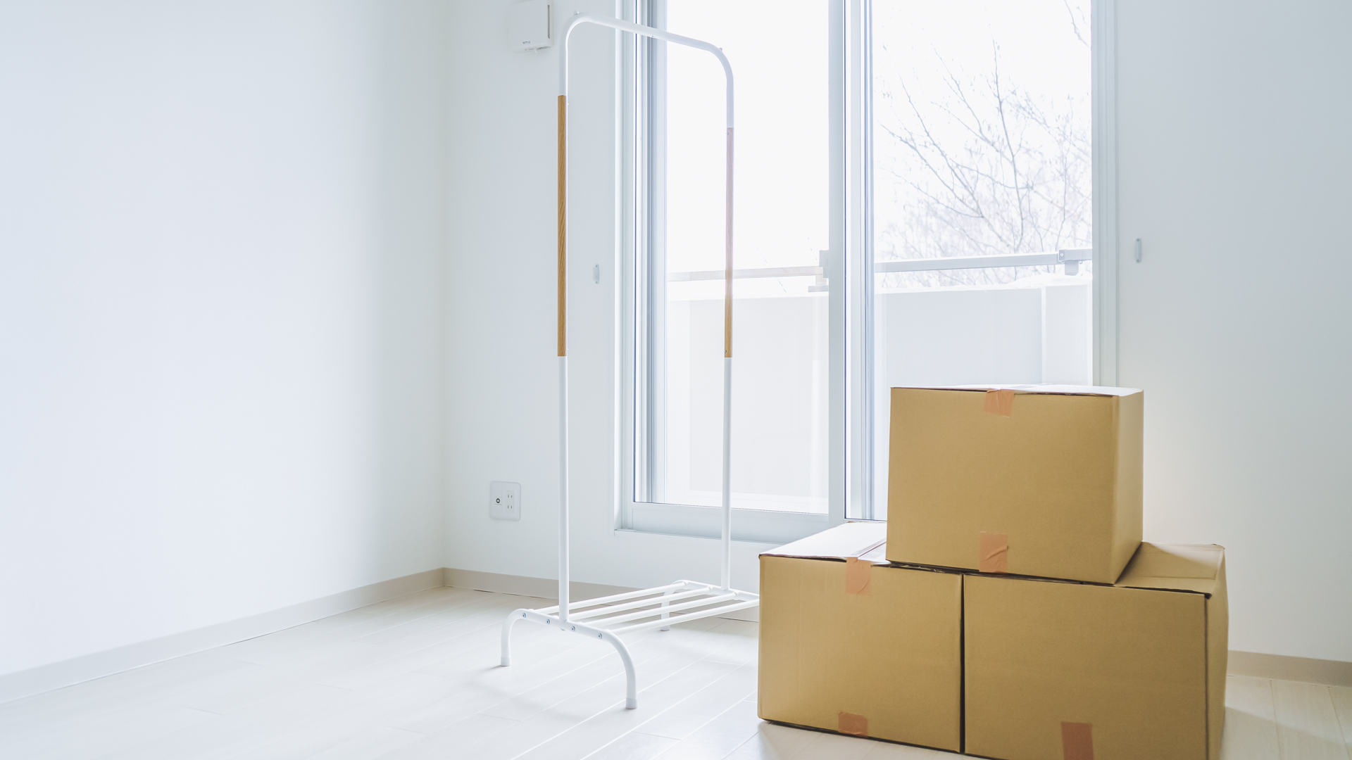 一人暮らしの引越し前の部屋と段ボール