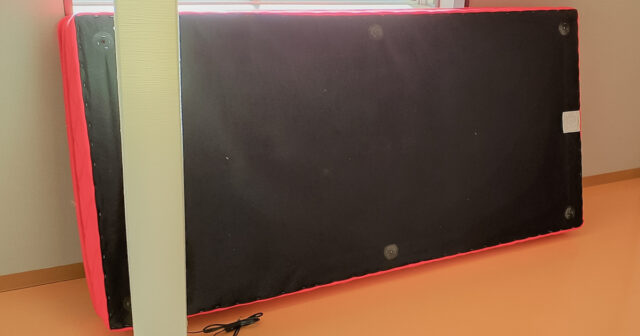 引越し中に立てかけられたマットレス